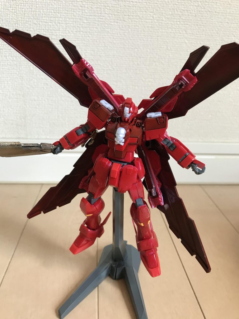 シールド形態エネルギーを全面に出し、ビームバリアを発生させる一点突破に向いている