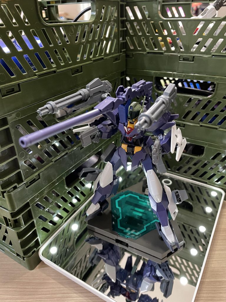 ジム:デスペラードの背部には一つの弾頭が装備されている。かの武装“ダインスレイヴ”である。先の連続攻撃で動きを止め、着弾時の煙により視界を遮り判断を鈍らせたところに必殺の一撃を放つ。この際は煙の中にいる対象を狙うため再度バイザーが降りる。また各ガトリング砲のスモークはスイッチ一つでオンオフができる。オフにすれば1発の威力は通常に戻るためそれまで耐えれていた攻撃も装甲次第では耐えられなくなる。