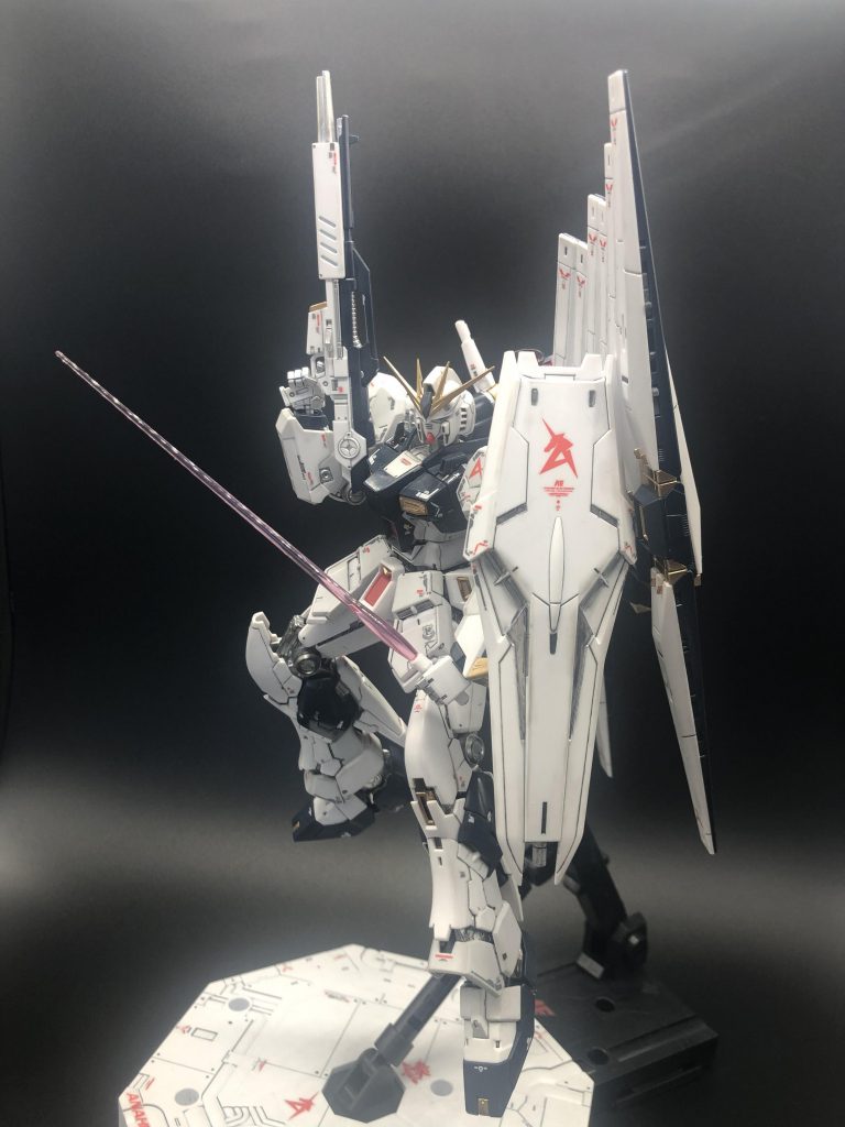 まずはRG νガンダム単体バージョン。一年前位の過去作で自分をガンプラ世界に導いてくれた思い出のキットです。部分塗装、墨入れ、ウェザリングでエッジを強調した作品となってます。本当に素晴らしいキットだと思います‼️