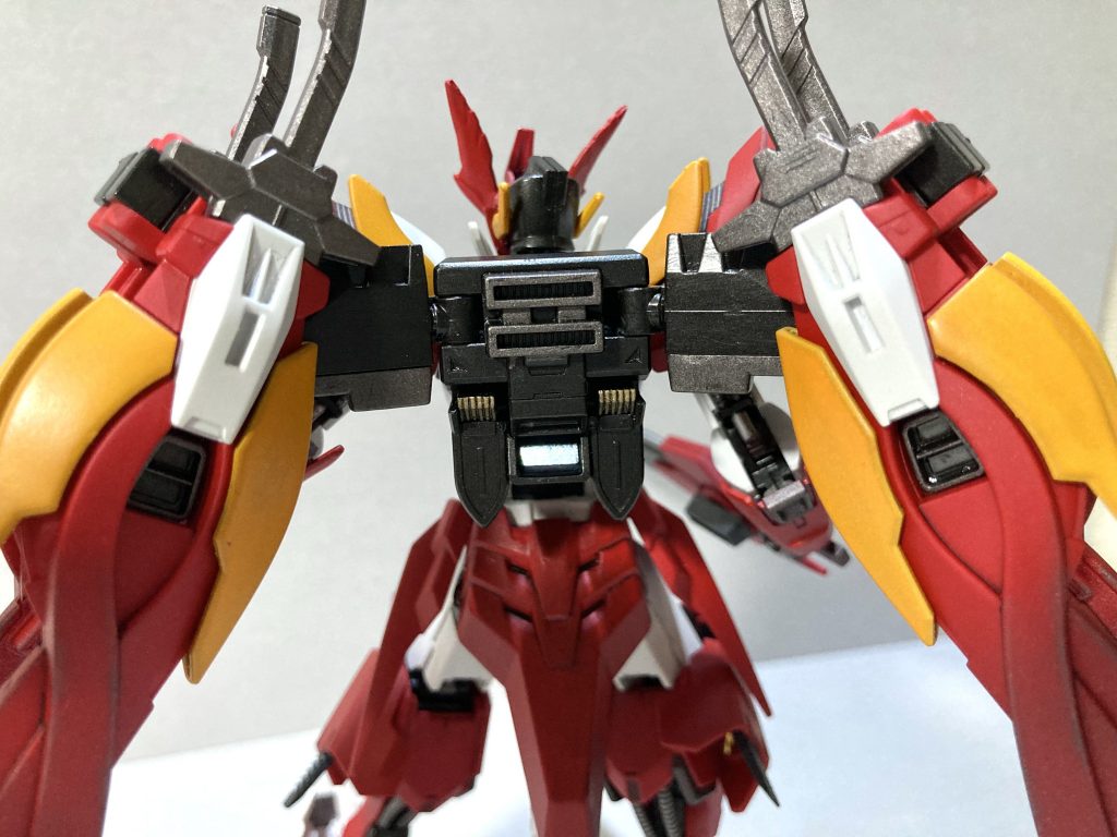 バックパックはルプスレクスの基部にウイングのバックパックをはめ込んでいます。