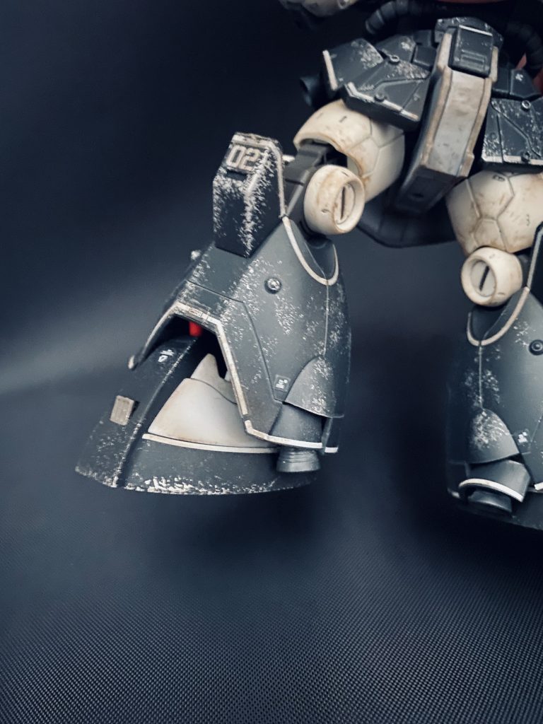 まずは足元ですね、固定されているバーニアはドムが動く際には上方向にしかいかなくないか?と思い、斜め横などに細かく動くにはこちらのバーニア部分が固定されていてはダメだ!と思いましたので、4箇所に動きをつけられる様に切り取りプラ板工作で動く様にしました。またチラッと見えてますが、中も配線して試作実験機なら配線も中に無いと!と思い追加しました。他にも熱を逃す為の排気口を前の爪先部分に立たせ常に熱を逃す仕組みにしました。窪みにはリベットを追加して固定が剥き出しになる様にしました。と細かいところ分かりづらいですが探してみてください(゚∀゚)