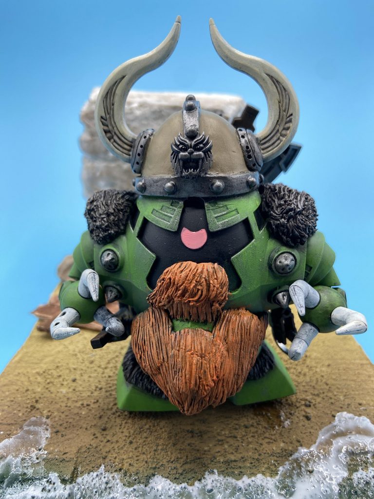 北欧の海の王者、バイキングゾックが参戦!子分のゴッグとアッガイに先んじて登場です。そんな彼のモットーは取ったら全て食べましょう!今回のテーマはヒゲ。バイキングの逞しいヒゲをパテで表現。特徴的なバイキングメットはパテで造形。武者mark2の角を骨の質感が出るように塗装。丸モールドは100均のジュエルシールです。