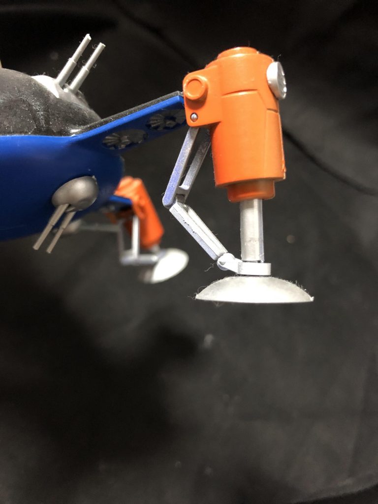 ジャッキ部分が可動します。接着剤で取り付けた上で可動ってなかなか神経を使う作業でした。下にもメガ粒子砲PS2の連ジで「バコーン！」いうやつですね。