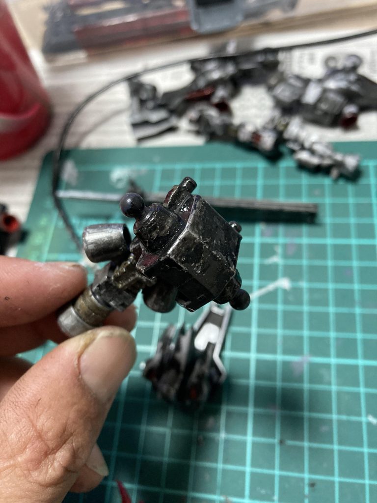 ラッカーパテを塗りつけたところの塗装です。水性アクリジョンで筆塗りしました。隠蔽力の弱さで下地をうっすら見せようと思いましたが、黒鉄色とかは普通に隠蔽力強いので、専用薄め液でシャバシャバに薄めて塗りました。完全思いつきでやってみましたがこんな感じになりました。