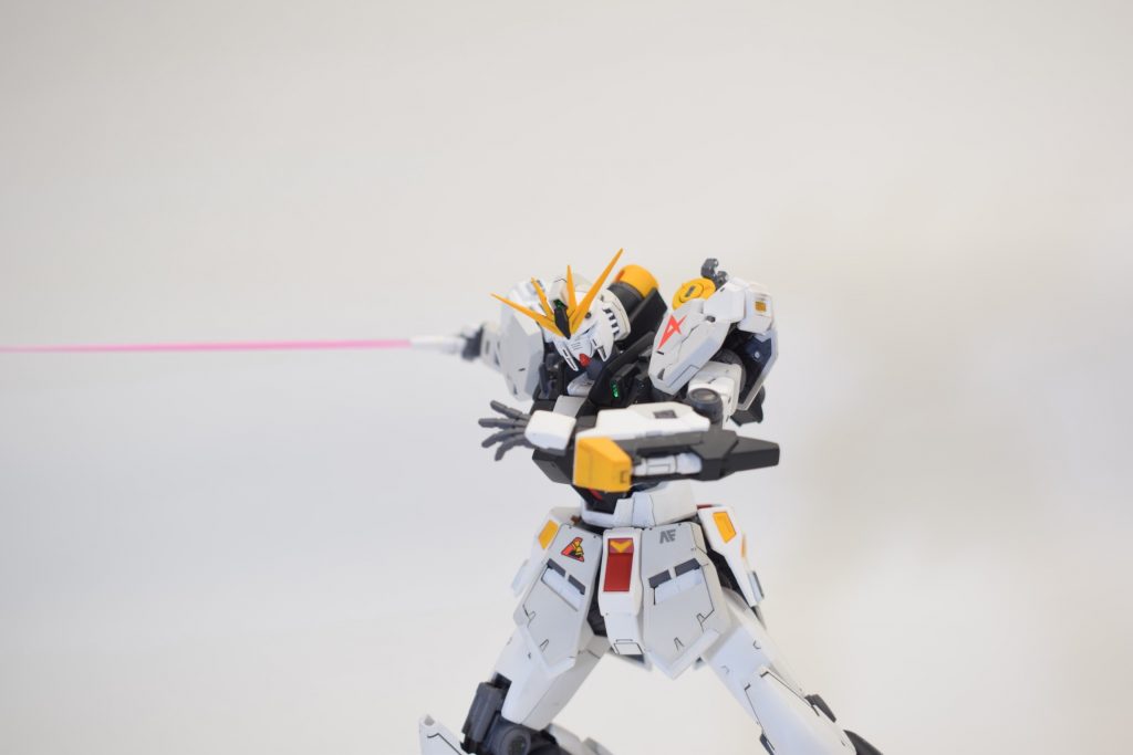 稼働範囲の広さはさすがバンダイといったところです。派手なポーズもしっかりきまります。