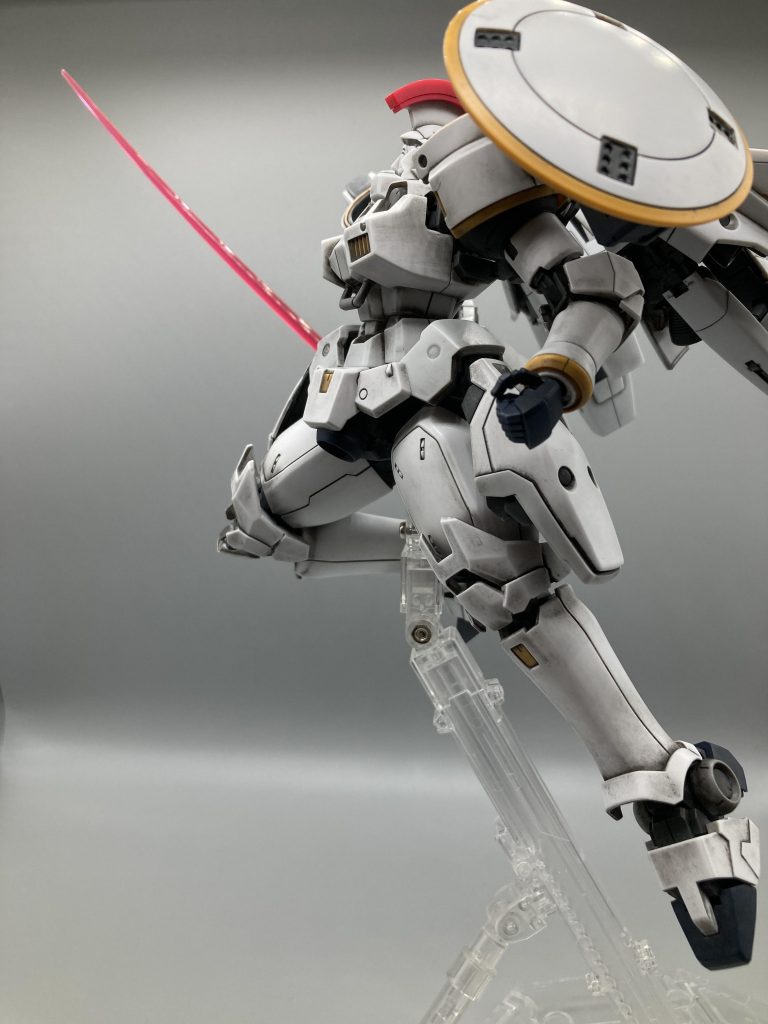 その後、クレオス製の「水性トップコート つや消し」を吹いて、「ウェザリングカラー(マルチブラック)」を平筆で塗ったくりました