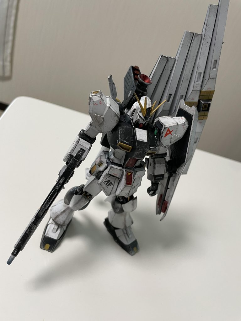 腰と肩に少量のモールドを追加しています