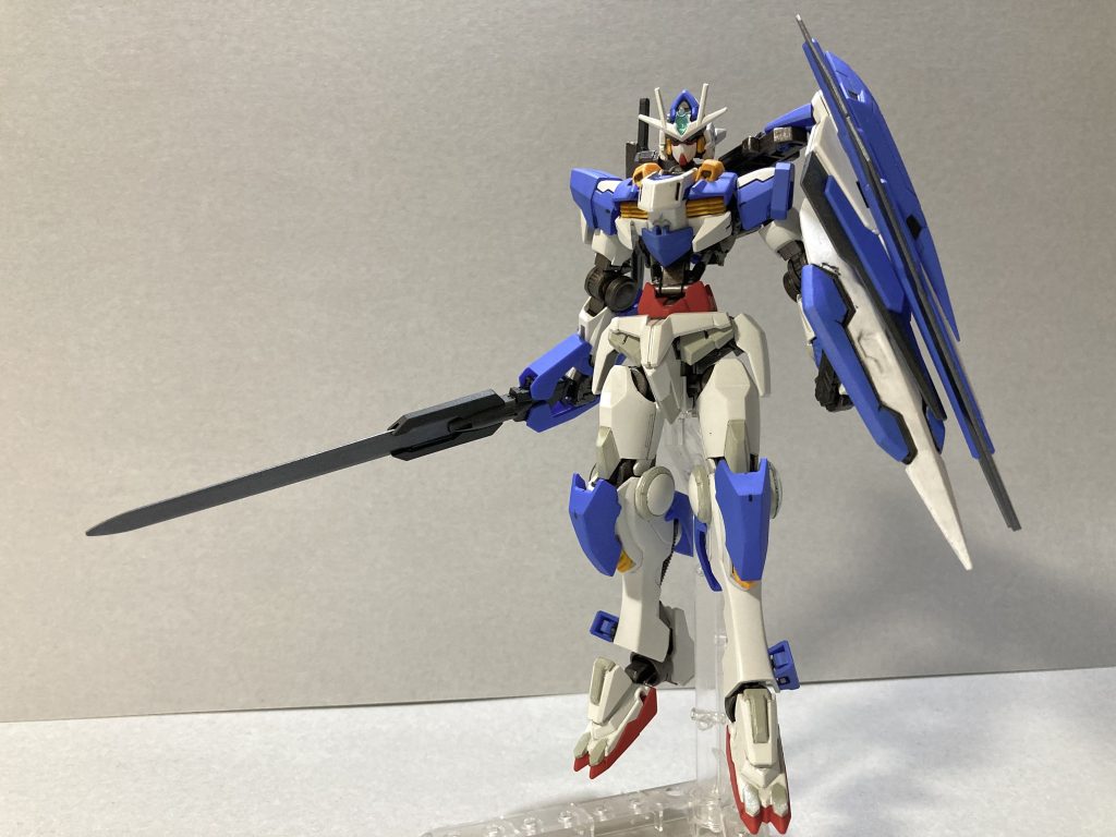 フロントショット。パッと見は00クアンタそのままです。追加でエクシアのシールドを持たせています。