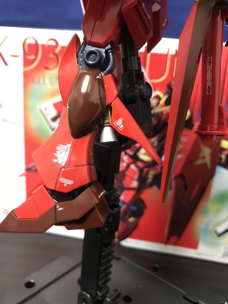 チラリと見える、バーニアと、本来ドライデカールの金色シール部分は、部分塗装しています。