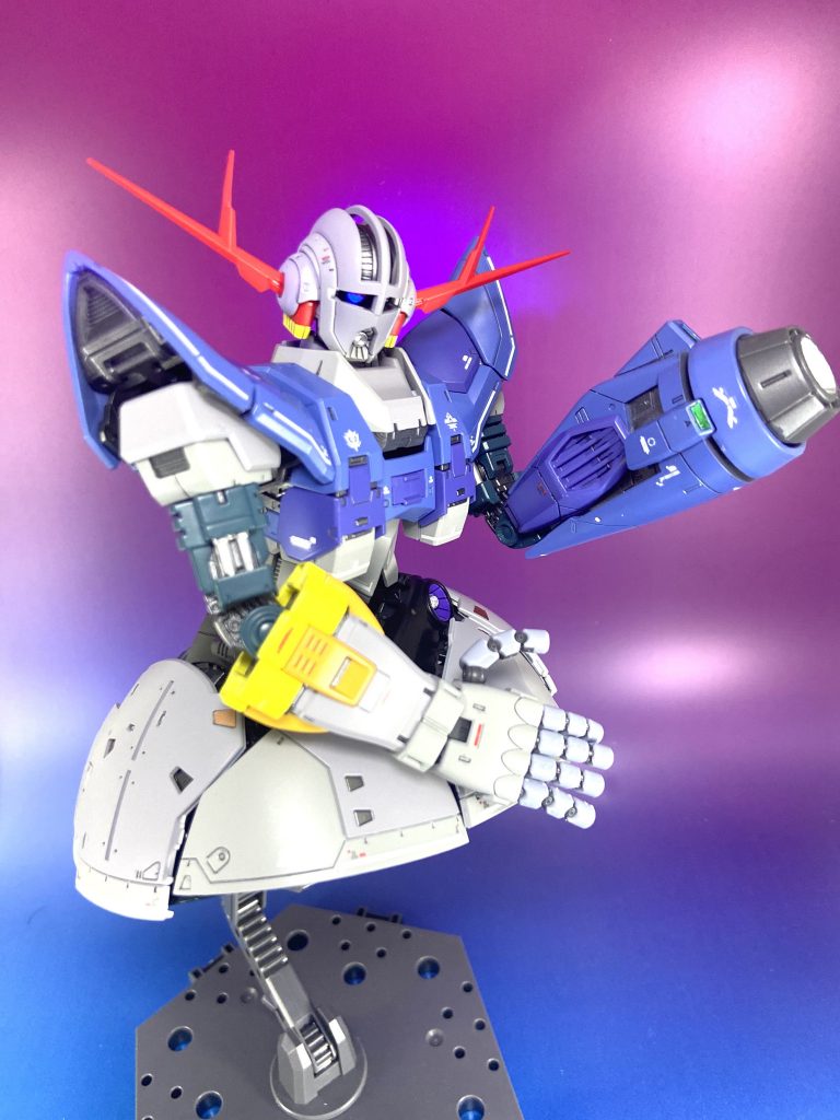 そしてロックバスターならぬジオングバスター。ジャンクパーツをパッチワークして制作しました、ジオングぐらい大きい機体だからこそバスターがよく似合う。あとモノアイには蛍光塗料で発光するようにしてます。
