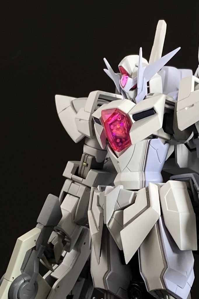 センサー類のクリアパーツは、ガンダムマーカーエアブラシに油性マジック「マッキー」を使用し、裏側から塗装しました。ラッカー塗料より気に入った透明度に仕上げる事が出来ました。モノアイは、ブラックライトで光る様に塗装しましたが、ちゃんと光るか確認しておりません。