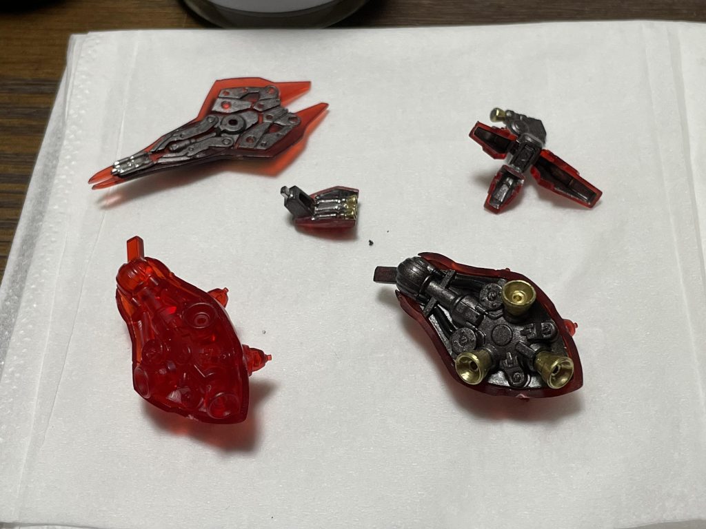 シルバーが流れ出したところを削って、見える側を焼鉄色で塗りました。部分的にシルバーを残したりして配色はなんとなくでw