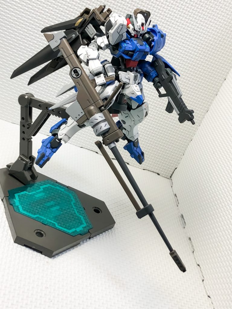 元の武装もナイフ以外全て携行させました。こちらは、射撃兵装がメインの状態です。ナックルはフィンパーツが翼のようになり、素のアスタロトと違った印象になります。