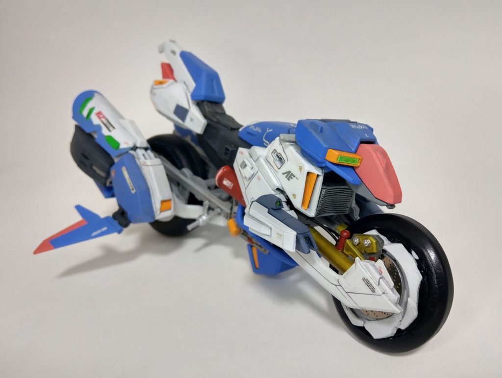 大昔・・巨大企業だったが今はしがないバイク屋「アナハイムモータース」。偶然過去のMSのデータを手に入れ、新型マシンを開発した。