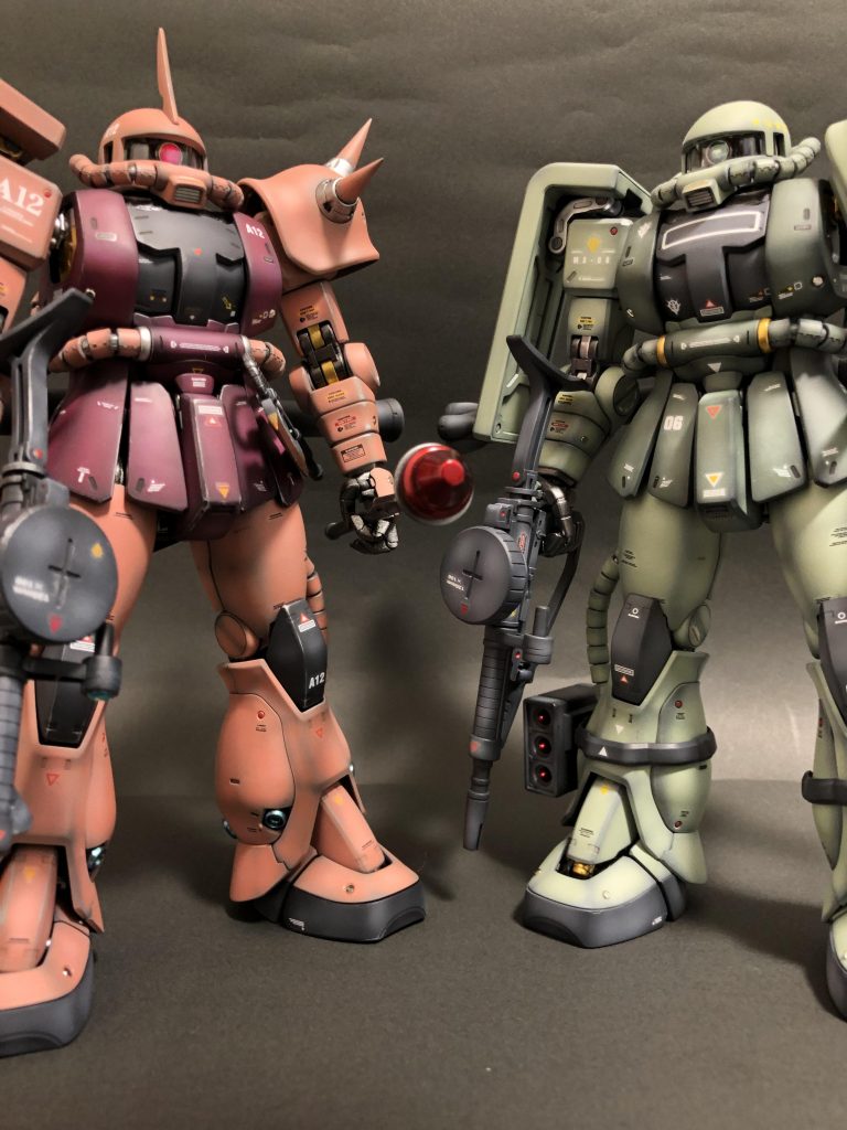 前回作成した量産型ザクと並べてのツーショット✨やはりMG2体は迫力満点💯でした。組んでいて隠れてしまうシリンダー機構とう楽しいギミックが詰まったキットでした。ザクにハズレはないと思います。長々と失礼しました。最後まで読んで頂きありがとうございました🙇‍♂️