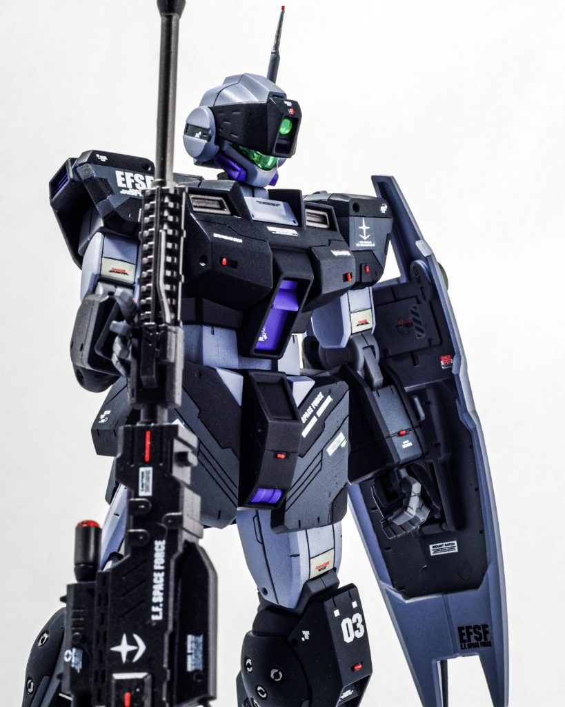 バイザーを下めで止まるよう設定して目付きをわるくしました。メインカメラ、サブカメラ内にホイルシール、メッキ塗装をしてストロボを反射してフワッと光を放つよう調整。要所にプラ棒0.4ミリによるレッドポイントをセンサーを模して配置。シールド裏の塗り分け、作り込みもこだわっている部分です。