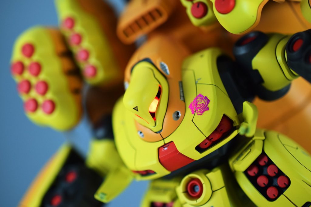 モノアイはLEDを奥めに設置することで右から見ても左から見ても視線が追従してくるようにしてあります