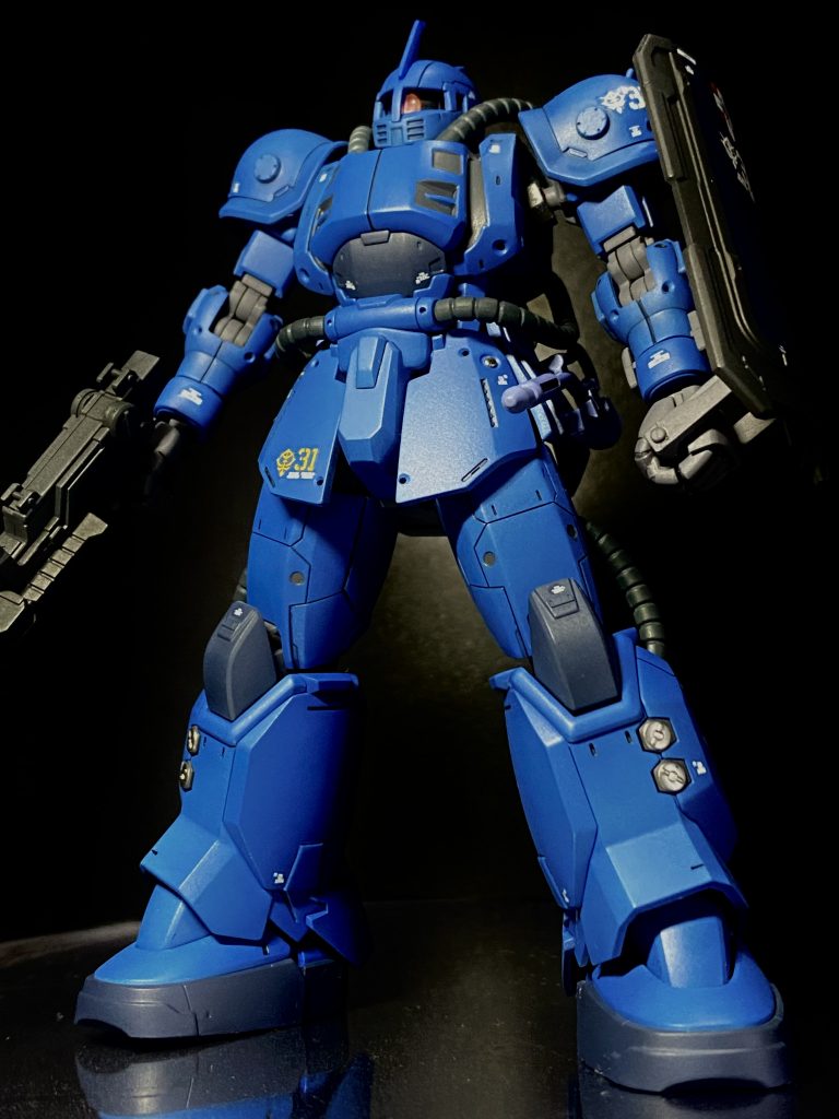 正面ショット。お決まりのカトキ立ち。キットの出来がいいので、いつものようにモノアイを浮かせてHアイズ化、モノアイシールドをつけたぐらいですね。カラーリングもパイプをグレーに変更したぐらいで、後は設定通り。