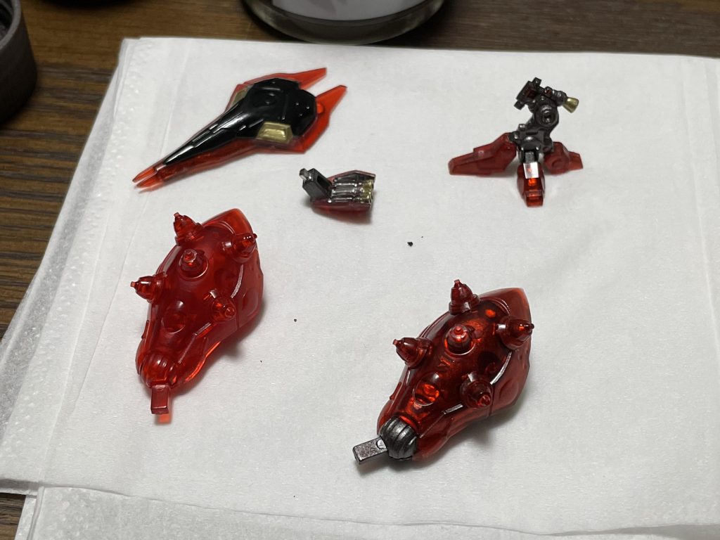 シルバー使いたいための作品ですが、色的に落ち着きすぎてるのでバーニアはゴールドにしました。4アーティストマーカーはさらになかなか乾燥しないのでこれまた十二分に。