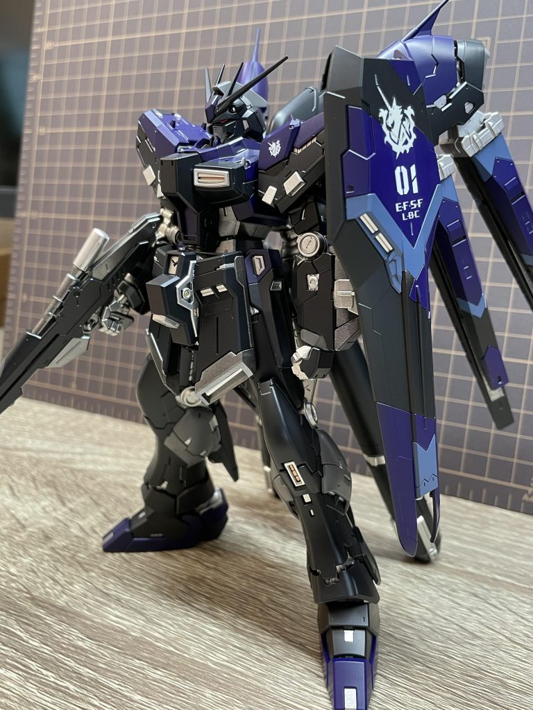 カラーは観ての通り、黒と青を基調に部分的に差し色を入れてる感じです。いつも通りデカールは2枚しか貼ってません。後は腕と足をνガンダムと入れ替えてスマート(?)にしています。これは中学生の時に見た僕の中のHi-νガンダムの印象がそんな感じだったからです。
