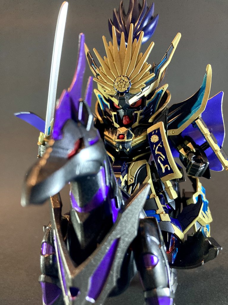 〜〜〜〜〜〜〜〜〜〜〜〜信長ガンダムエピオンのダークカラー版キットを製作しました。黒やネイビーブルーを基調としたほぼ設定準拠の彩色で塗装しています。キットは通常Ver.信長エピオンと完全に色違い同一形状のままですが、黒いカラーリングに変更されただけでこうも雰囲気ガラリと変わってめちゃくちゃカッコ良くなるものかと感動しました。作業としては目新しい事はしておらずキットそのままの製作とはなりましたが、信長ガンダムエピオンの造型デザインの素晴らしさとポテンシャルの高さを改めて認識させられる良い機会となり、とても楽しかったです。