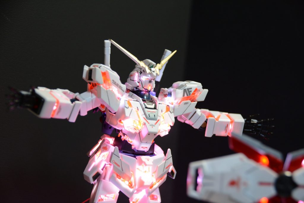 メガサイズの作品見ていたら、シールド発光させていたのでHGでも発光させてみました。