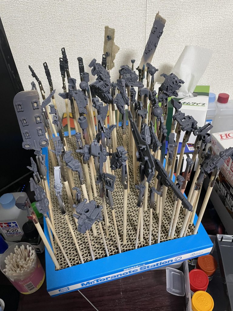 ボディ色はクレオスのガンダムカラーMSホワイト。フレームはNAZCAカラーのメカサフヘヴィ。フレームの一部.ガイアノーツのサーフェイサーEVOガンメタ。紫の部分はクレオスのパープルにホワイトを10%(目感覚)。薄紫はクレオスのホワイト70%にパープルを30%(目感覚)金と銀の箇所はクレオスのゴールドとシルバー。黄色の箇所はバーチャロンカラーのビビットオレンジを使用しました。