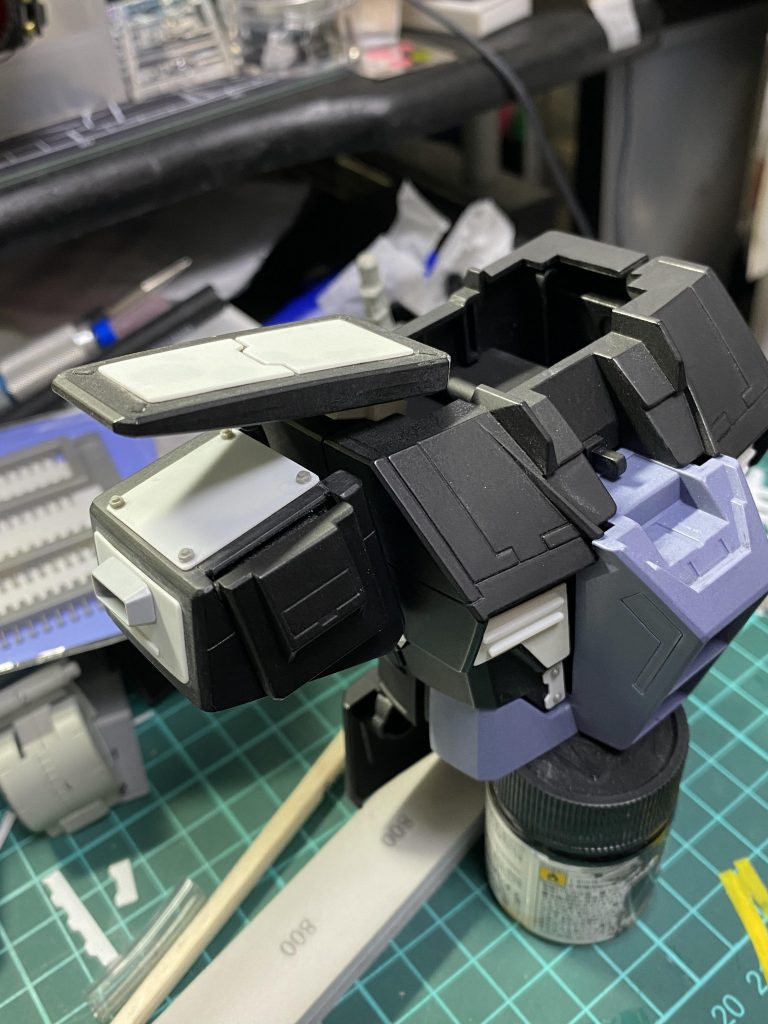 肩アーマーのデザインは原形を崩さないようにプラ板とダクトの取り付け