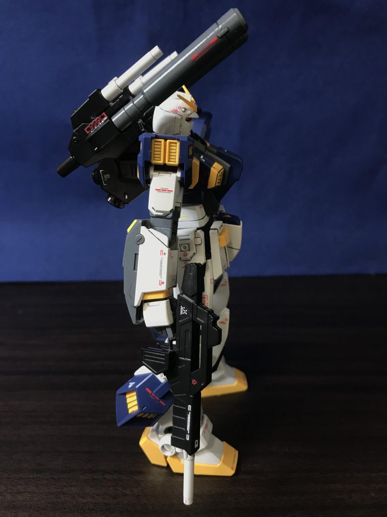 同じく右。ライフルの形状が独特で、ゲーム内では意識してなかったけど、ガンプラを組んで初めて知る事が多いのも楽しみ方の1つ♪