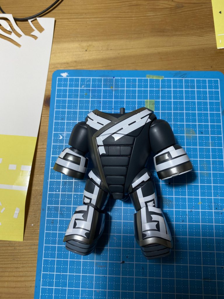 ハセガワのホワイトフィニッシュで下地を作り、その上からエナメルでチマチマ線を描いていく。