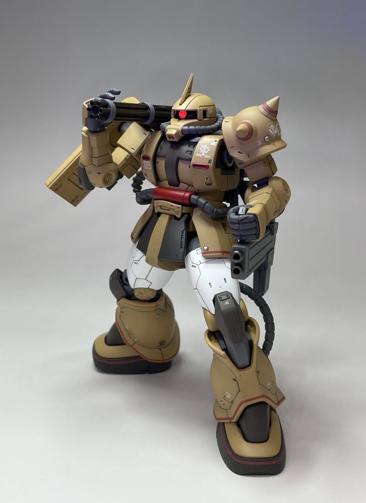 モノアイはブラックライトで光らせてます。ちょっと大きめのモノアイに見えて、レトロ感があります。