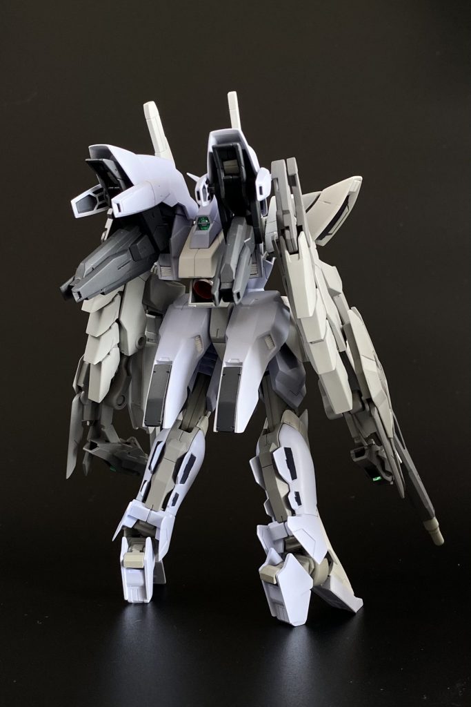 バックパック、ハンドユニットはパーツも多かったですが、どの角度から見られても隙のない仕上がりを心がけました。