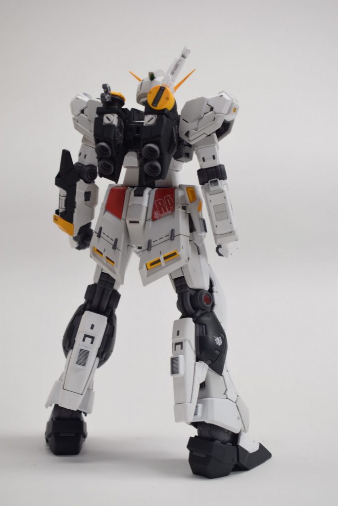 右足にはアムロのパーソナルマークを貼ってます。ふくらはぎ部分にダクトパーツを追加してます。