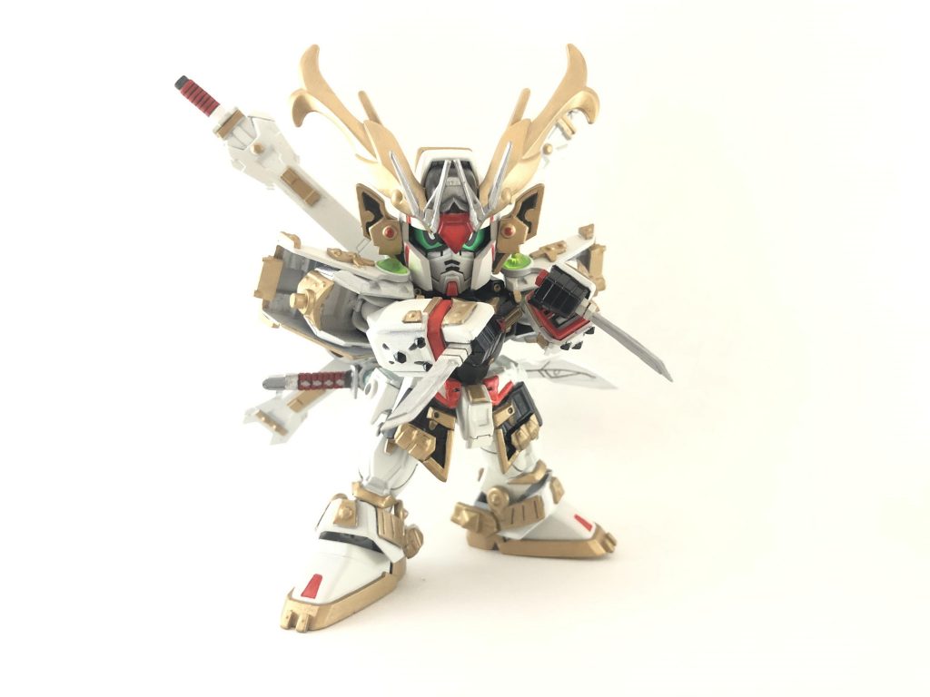 小刀を持たせ、ヒートダガーをイメージして作りました。