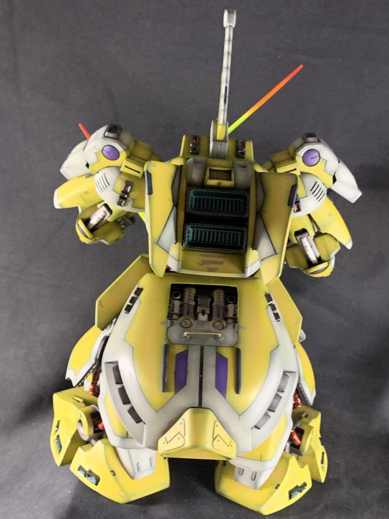 リアスカートのディテールは旧MGサザビーやMGガンダムのコアファイター部から移植してディテールアップしました。このツートンカラーもお気に入りのカラーリングです。