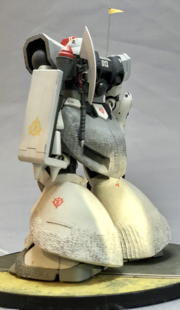 台所事情の厳しい残党軍です。一回使い切りのヒート剣はとっく無くしてしまいましたので、より使い勝手の良いヒートホークを装備しています。森に薪を刈りに行くにもこちらの方が役にたちます。撃墜された僚機の形見のザクシールドを大切に携行しています。