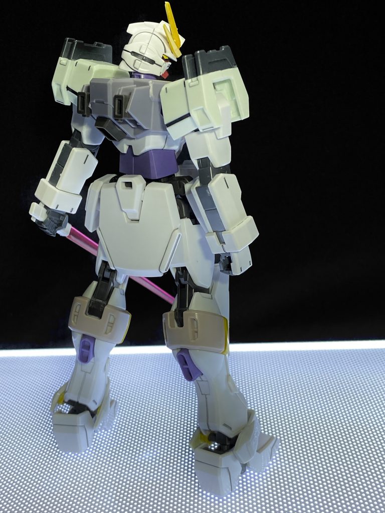 背中から見てもいい感じ。無改造なので、ファトゥムも装備できます。