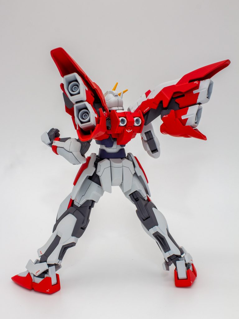 バックパックはダブルオースカイのモノにSDシナンジュのブースターを接続、ブースター基部はネオジム磁石で固定しています。