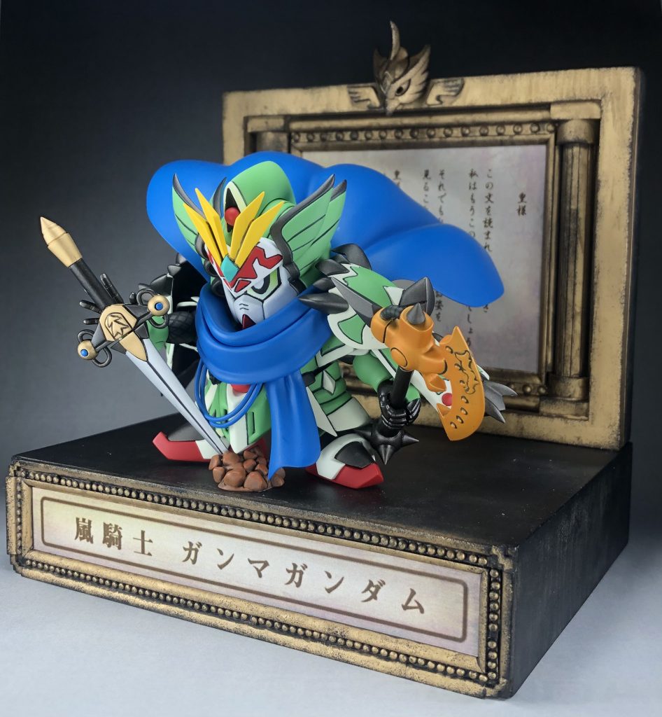 頭部は風騎士の時に作った素体(三国伝ホンタイ+LGBBコマンド+パテ)を削り込んで使用。マスクは別のキットを加工して使用。耳は複雑に重なり合っているので苦労しました。これも風騎士耳から持ってきましたがほぼ新造に近いです。スジボリはアタリをペンで描いて気合いのフリーハンド。黄色のツノはプラ板で、イラストより立体的になるよう角度をつけて削り込んで制作。