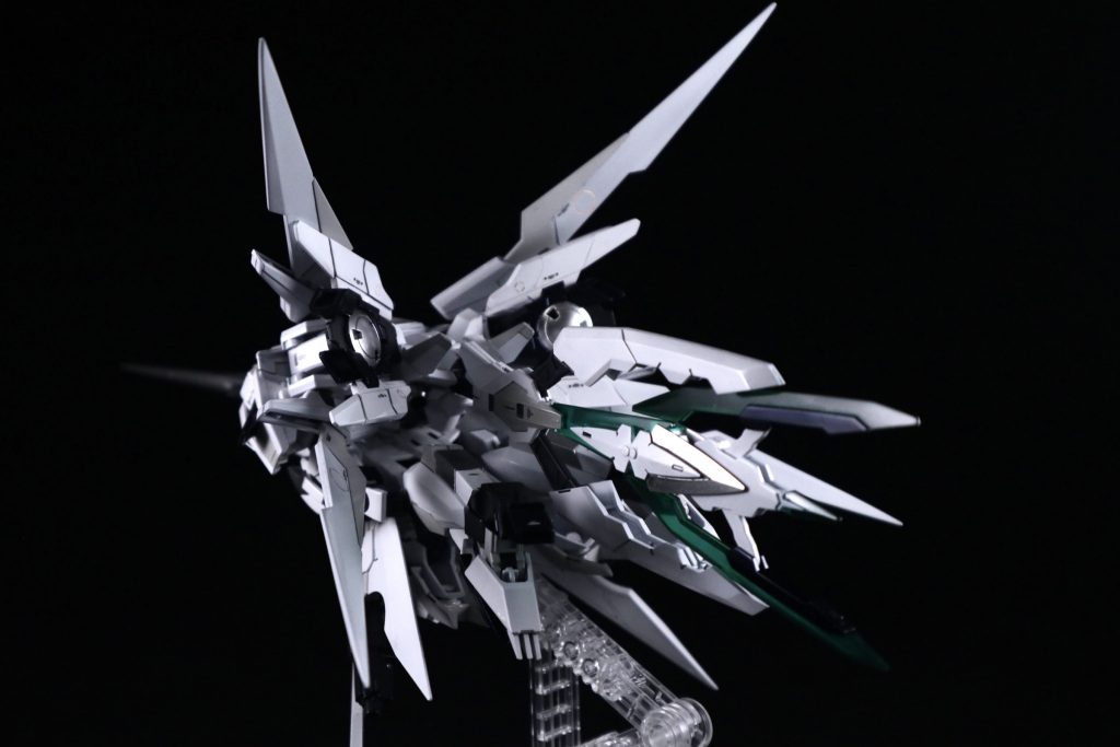 ストライダー形態。特徴的な装備の大剣は背部にマウント。結構無茶してる感じ。↓ポーズと合わせて武装類。