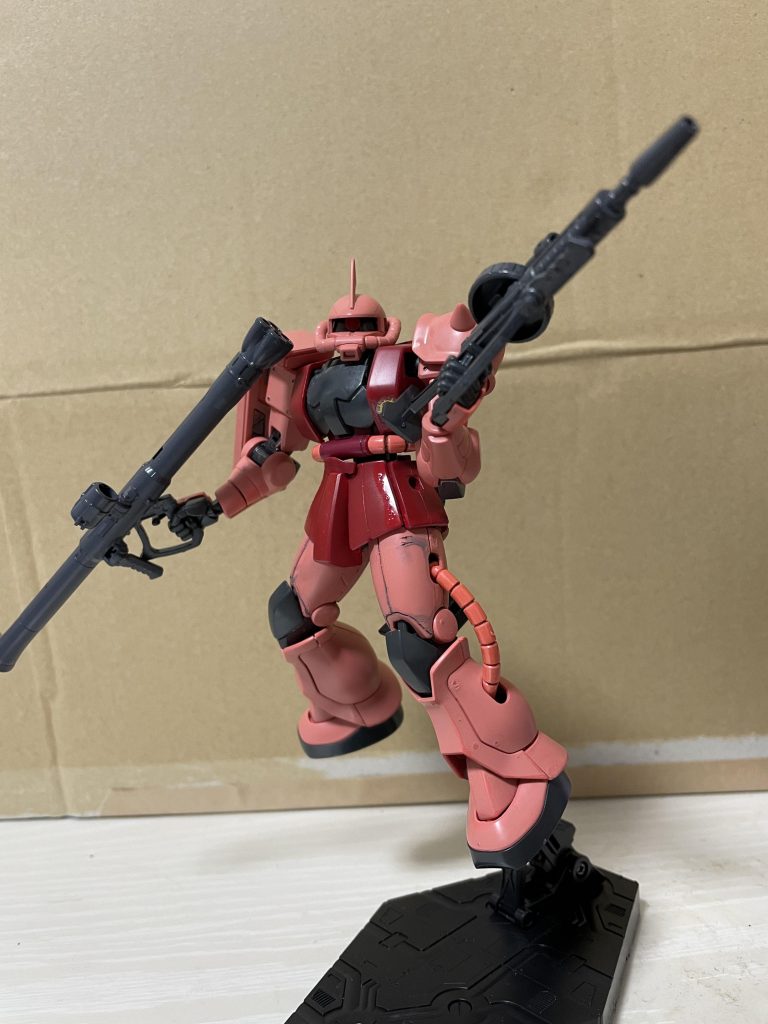 ほら、太ももの汚れが。水性のスミ入れペンの上からアクリルラッカーを塗った結果、スミ入れが溶け落ちたというホラー画像です。