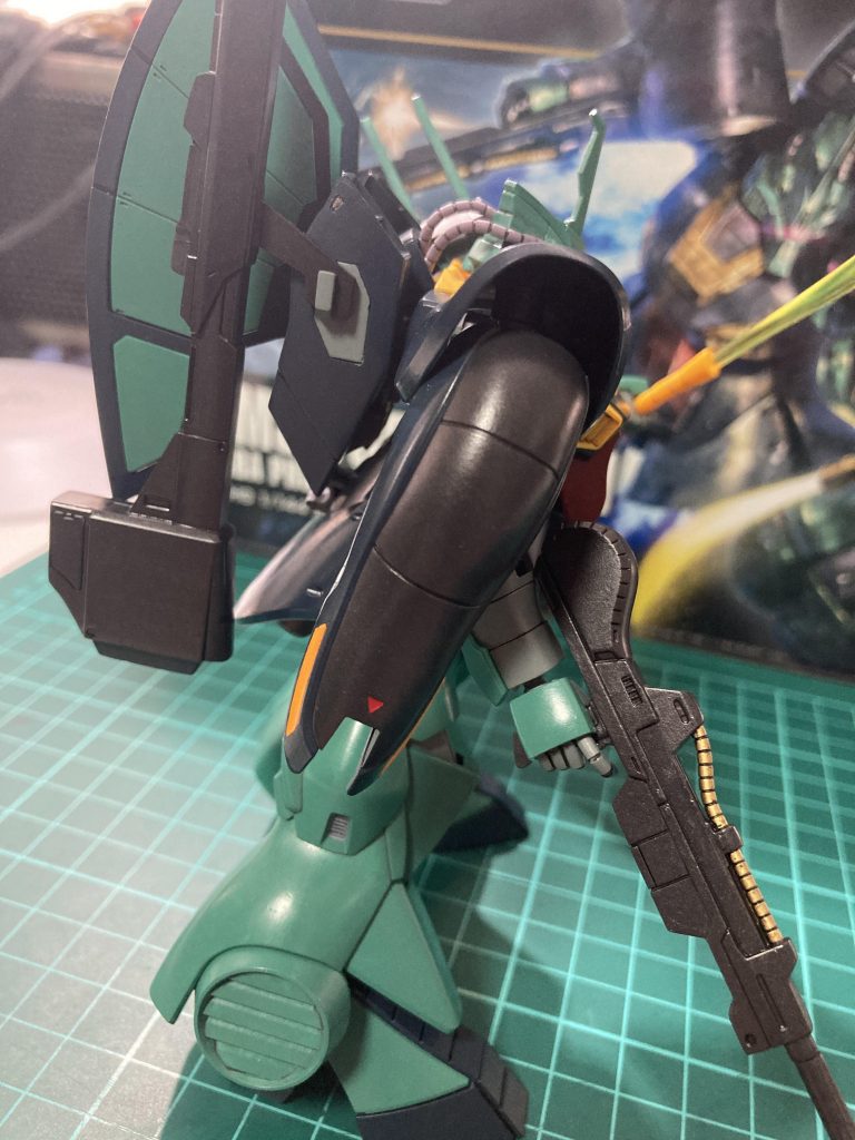 こっちのシールドの三角も赤くしてみました。元々がアシンメトリーなフォルムなので、こういうところを逆に左右揃えたら面白いかなと思って。