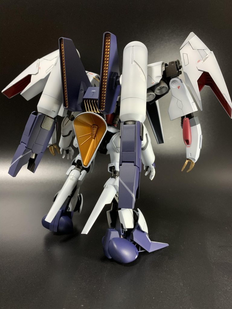 スラスターをゴールドにするといかにもペーネロペーのプロトタイプっぽく飛びそうじゃないですか。