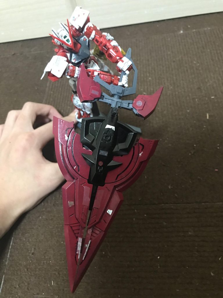 構えても重すぎて手で支えないと台座が倒れる