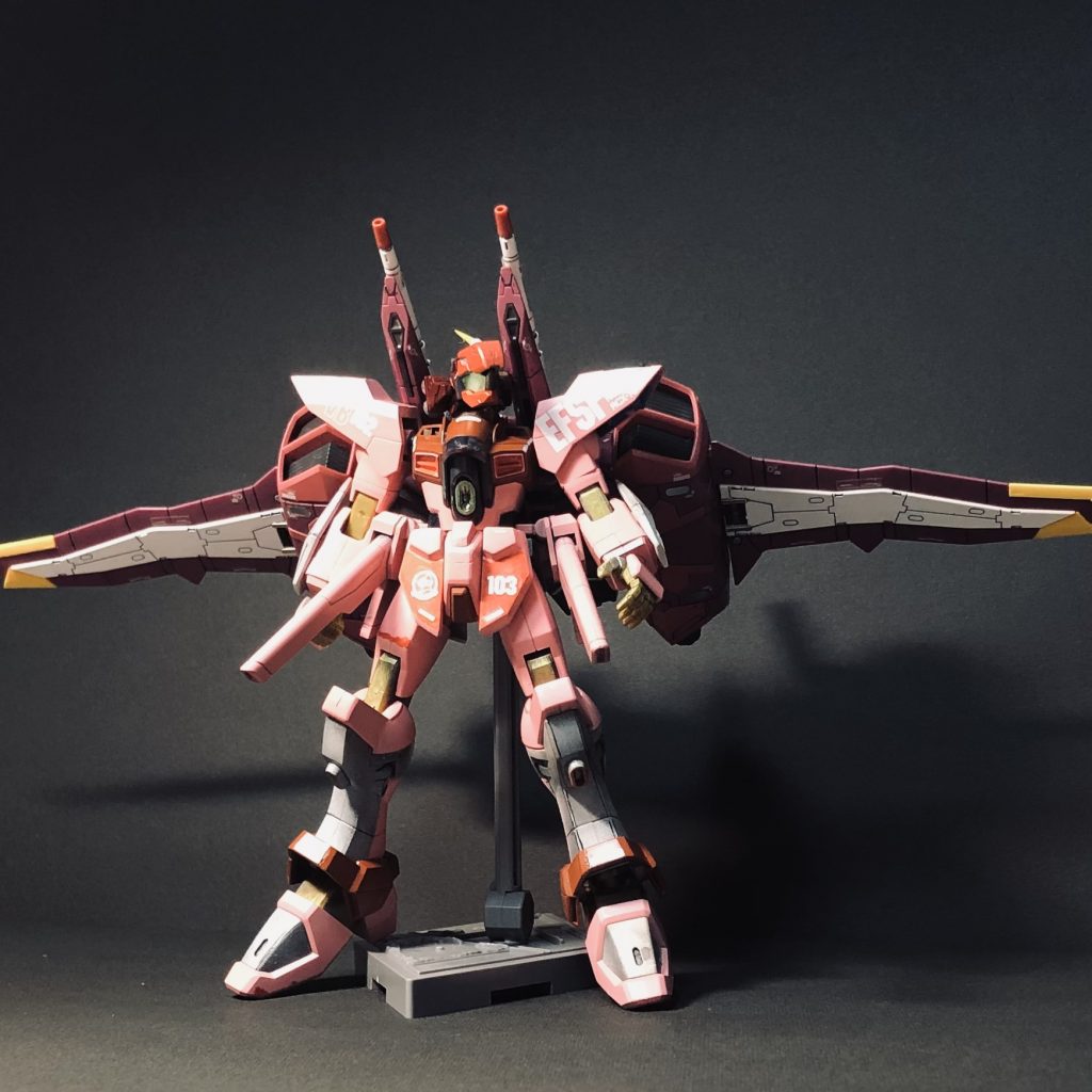 さて、今回のミキシングレシピですが...・本体はメルカリでおまけにもらったHGストライクガンダム(?)・バックパックは未投稿だったRGジャスティスガンダムからファトゥムを拝借。・ヘッドパーツはお馴染みコトブキヤのカスタマイズヘッドに換装してミキシングしてます😃