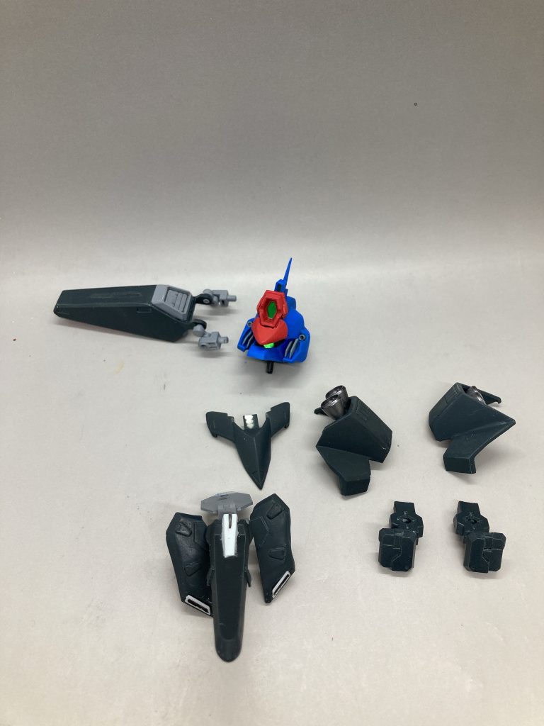 パージするアーマーはこんな感じ。頭は差し替えです。脚はマグネット接続。