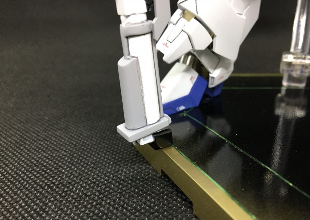 ストック部に取り付けたBD2号機のシールド接続ユニットを用いることで、ベースに接続しライフルを安定化させてディスプレイする事ができます。