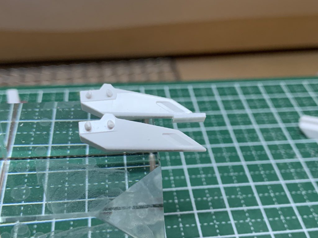 延長工作が終わったらエッジ出しに移りました。バンダイのキットは作る人がケガしないように鋭利な部分が丸みを帯びた、通称「バンダイエッジ」になっているのでプラ板で尖らせていきました。ファトゥムの方でも同様の加工を施しています。