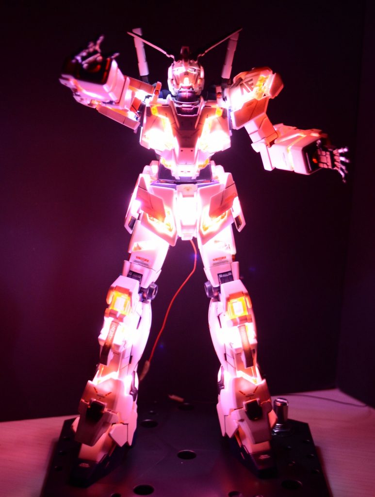 自分の光で撮影できるぐらいには発光してくれました。頭部のLEDは修正したいけどとさかが折れて瞬間接着時使ったのでばらすのは難しいかな。やってみてわかったのですが透明部分(発光部分)は裏からガンダムマーカーのロイヤルメタリックレッド塗った方が赤みが増します。最後の方でわかったので腰アーマーしか塗ってませんが。細かい制作過程はブログにそのうち載せる予定です。更新が年単位なのでお許しください。https://plaza.rakuten.co.jp/morimom1/diary/202111090000/ご覧いただきありがとうございました。次は仕込むにしても頭部だけにしよう。