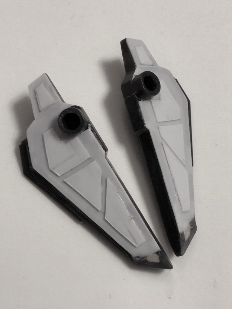 プラ板で肉抜き穴を塞いで、適当なディティールを追加しています。